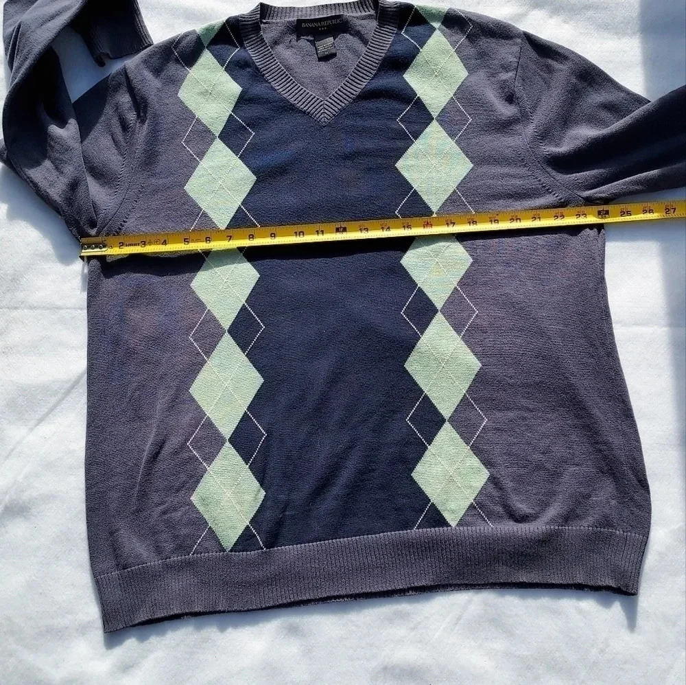 Bannana Republic Mens XL/V-Neck Sweater Gray With Green Diamond Shaped Designs. - Picture 8 of 9